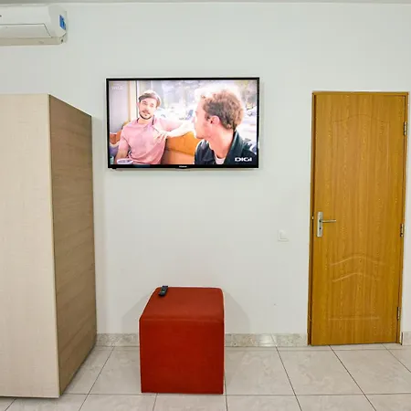 The Lincoln - Shabbat Friendly Apartment